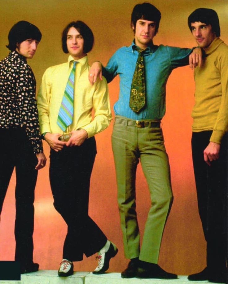 모드 룩 – 세련됨과 미래적 감각