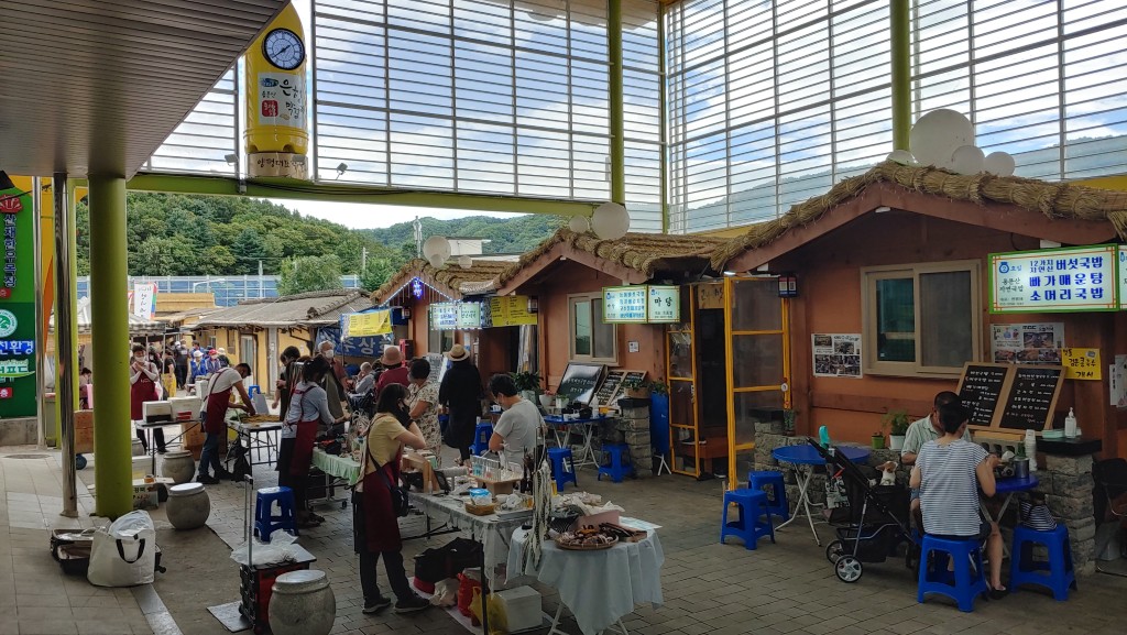 용문역 인근 시장 및 식당 전경