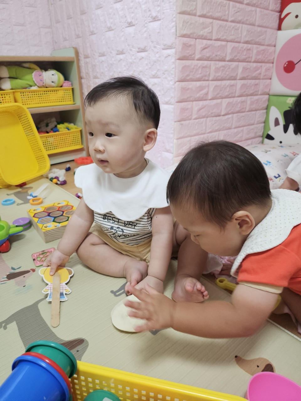 11개월 아기 어린이집에서 친구와 함께 밀가루 반죽 놀이를 한 사진