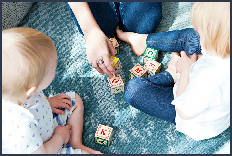 블록 놀이하는 어린이들