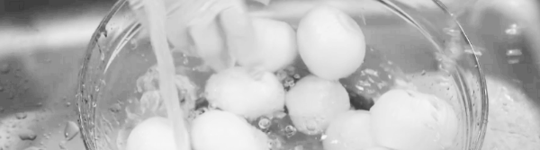 양파 2kg 뿌리 자르고 껍질 벗기기 (칼로 자르지 말 것!)