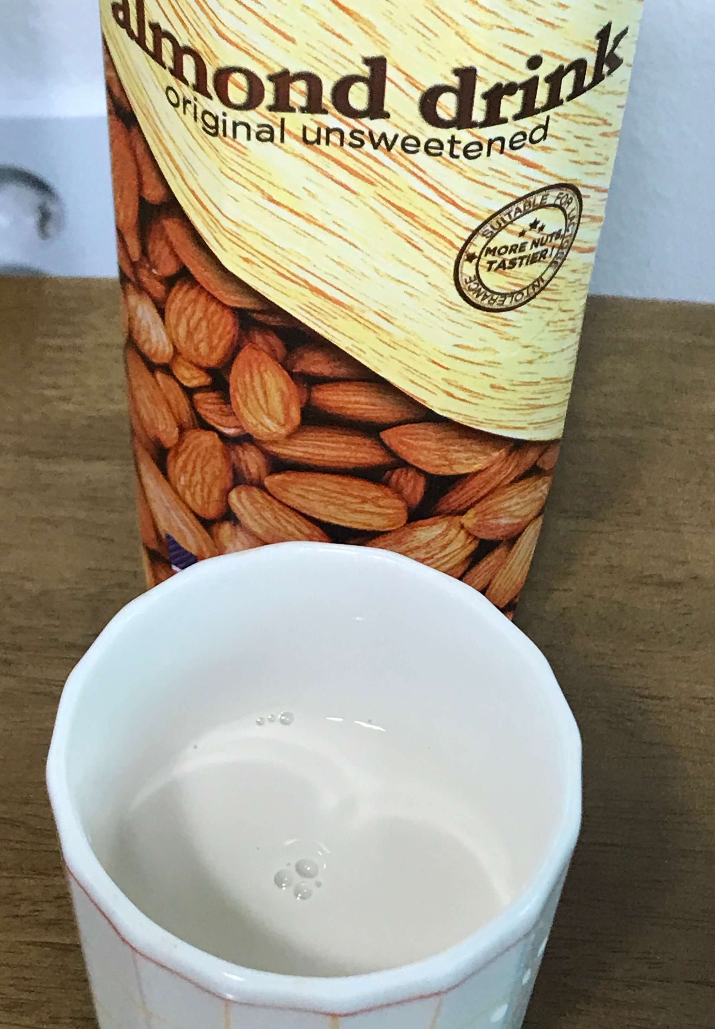 아몬드밀크를 컵에 따른 모습