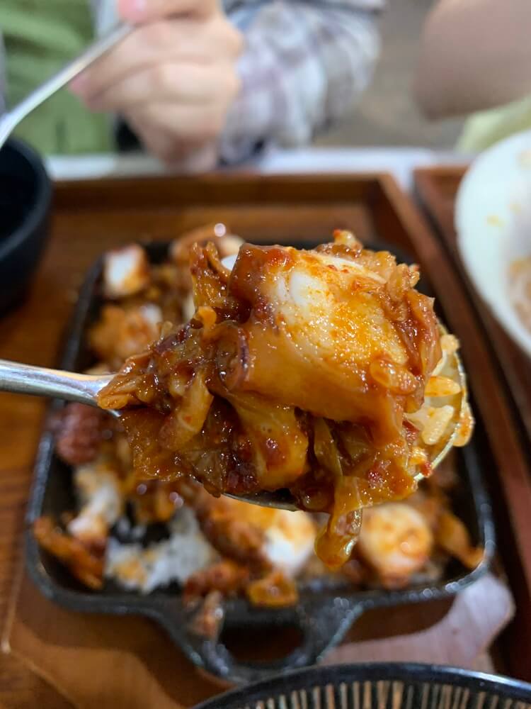 숟가락 위에 올라간 문어 덮밥