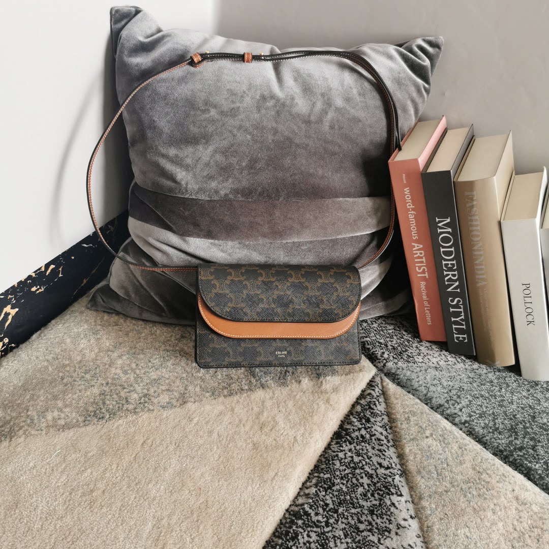 에스리아 셀린느 스트랩 지갑 10D852