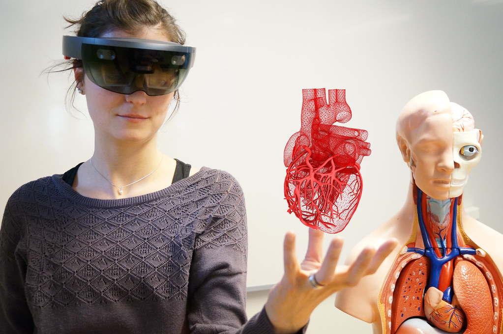 AR과-VR이-합쳐져-더욱-현실감-넘치는-기술-MR