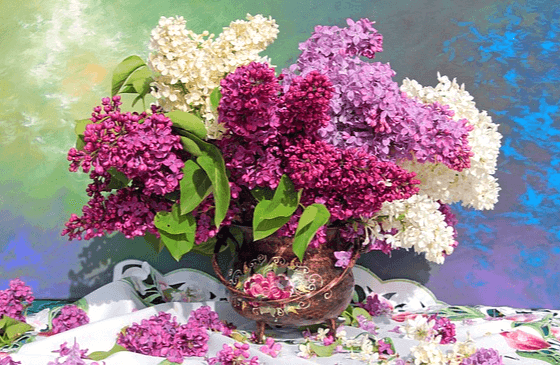 바구니에 풍성한 수국들이 가득하다. 자주색, 하얀색 수국이다.