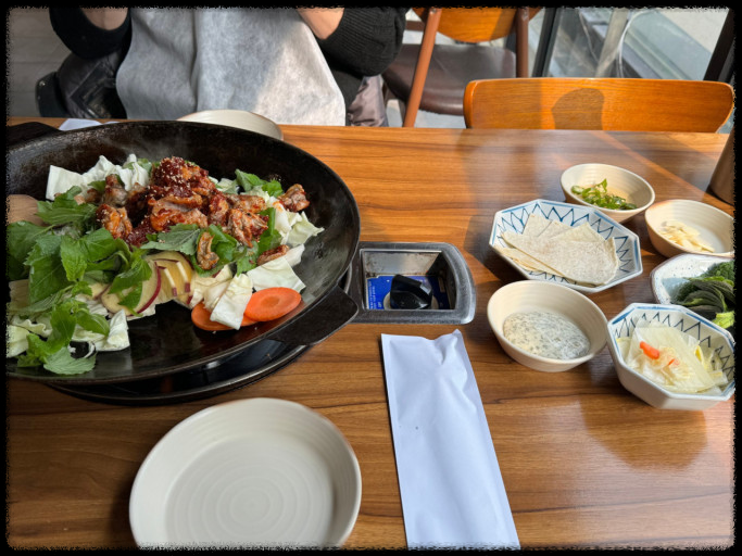 생생정보 기다려야 제맛! 불향 가득한 직화 닭갈비 – 류몽민 학동역점