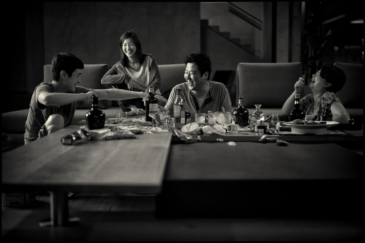 &lsquo;기생충&rsquo;의 계급 은유, 공간 연출, 가족의 양면성