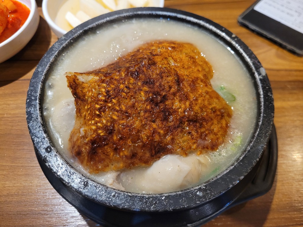 누룽지를 삼계탕에 올린 한방누룽지삼계탕 모습