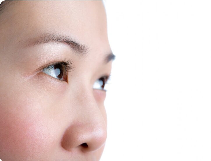 앞을 바라보는 여성