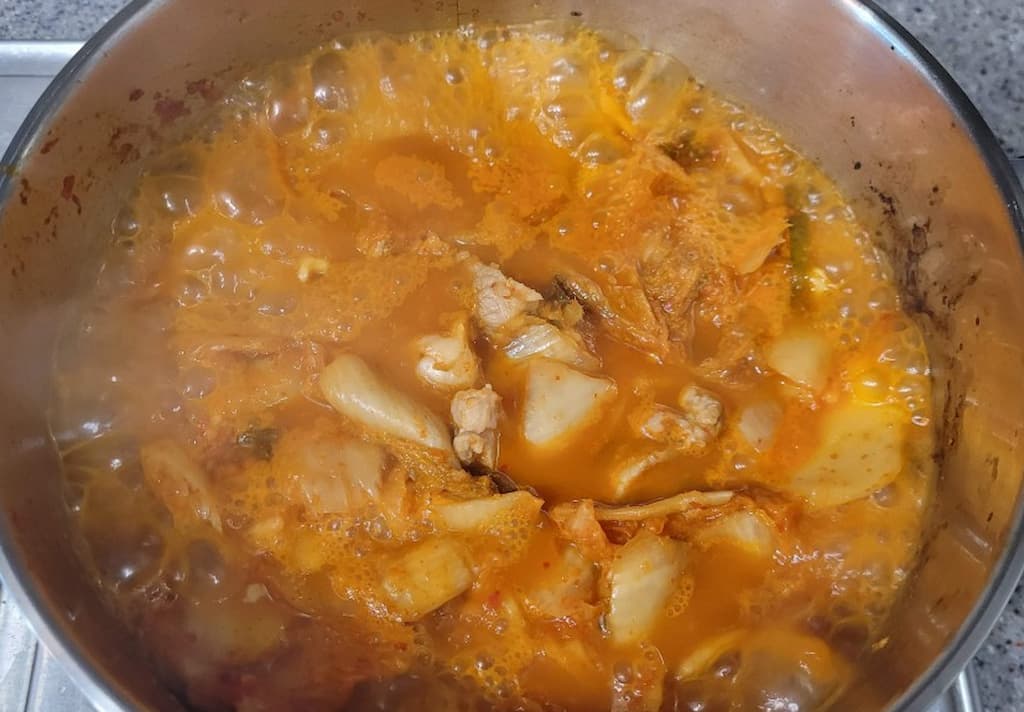 보글보글 끓고 있는 김치찌개 국물 상태