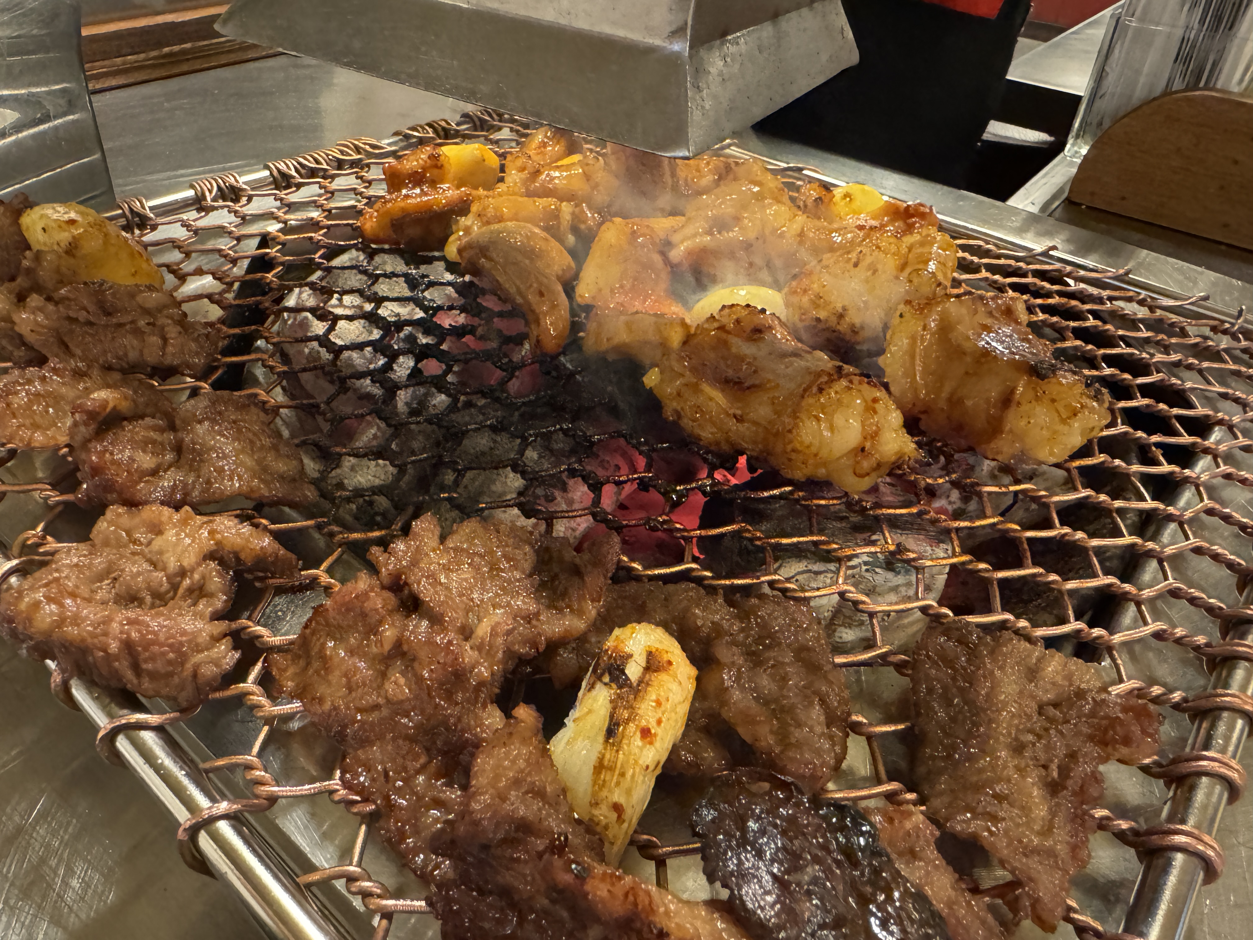 세광양대창 정자점 불판 위에서 마늘 소갈비살과 대창이 함께 노릇하게 익어가는 장면, 불빛 아래 윤기 나는 고기와 떡이 어우러진 모습