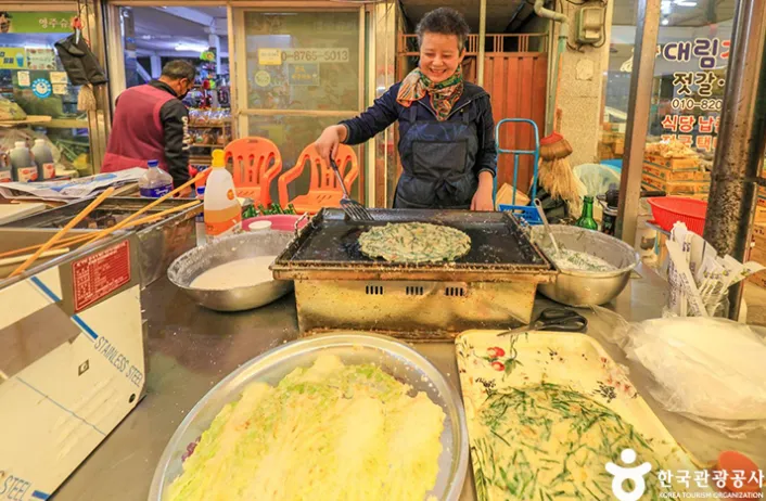 억지춘양시장-정부치고있는 상인아줌마사진