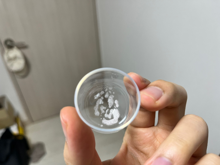 살짝 뚜껑에 분사한 모습