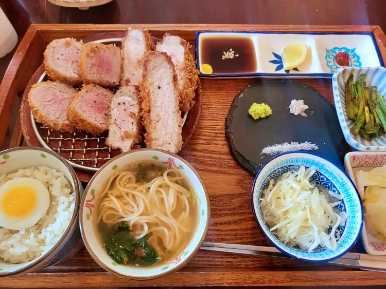 돈 잘버는 젊은사장 돈까스 소스 대신 소금, 와사비, 젓갈에 찍어먹는 족발 카츠, 수육 돈가스, 떡갈비 가스 홍대입구역 연남동 맛집 서장훈 주우재 추천 소개
