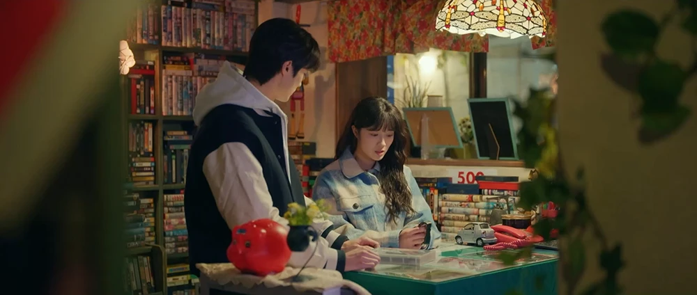 10화-타임머신이-된-선재의-시계에-대해-선재에게-설명하는-솔이