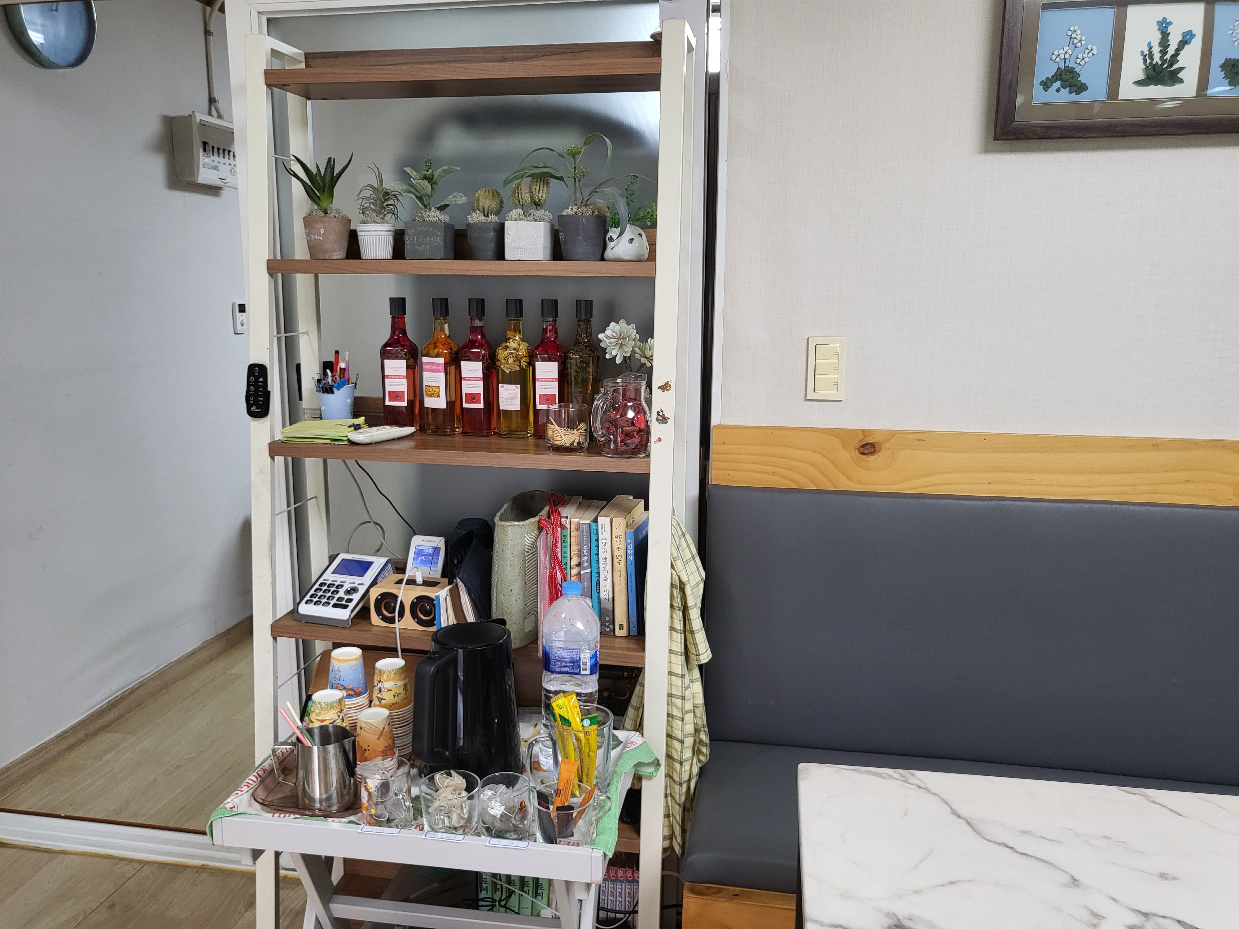 대공원 돈까스 & 국수 - 내부 장식1