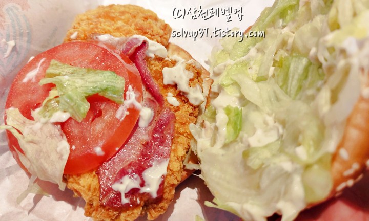 맥도날드 뉴진스 버거 맥스파이시 크리미 어니언 햄버거 안쪽 내용물