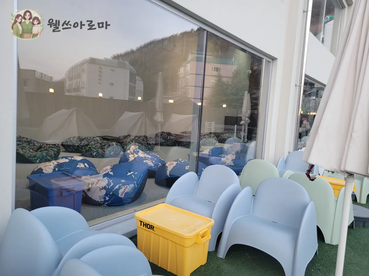 사하구-카페시온-키즈존-야외테이블