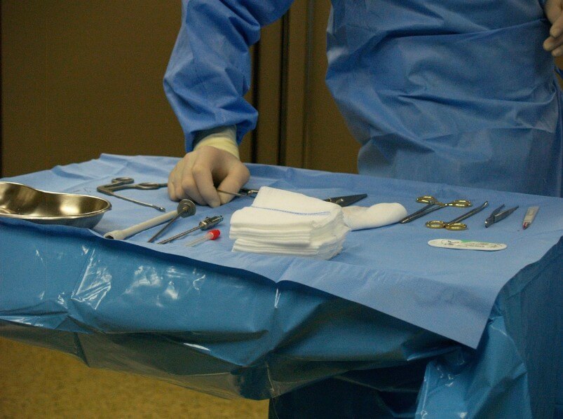 수술 중인 의사와 의료 기구