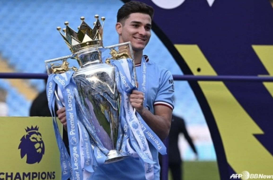 프리미어리그 우승컵을 들어올린 맨시티 알바레스