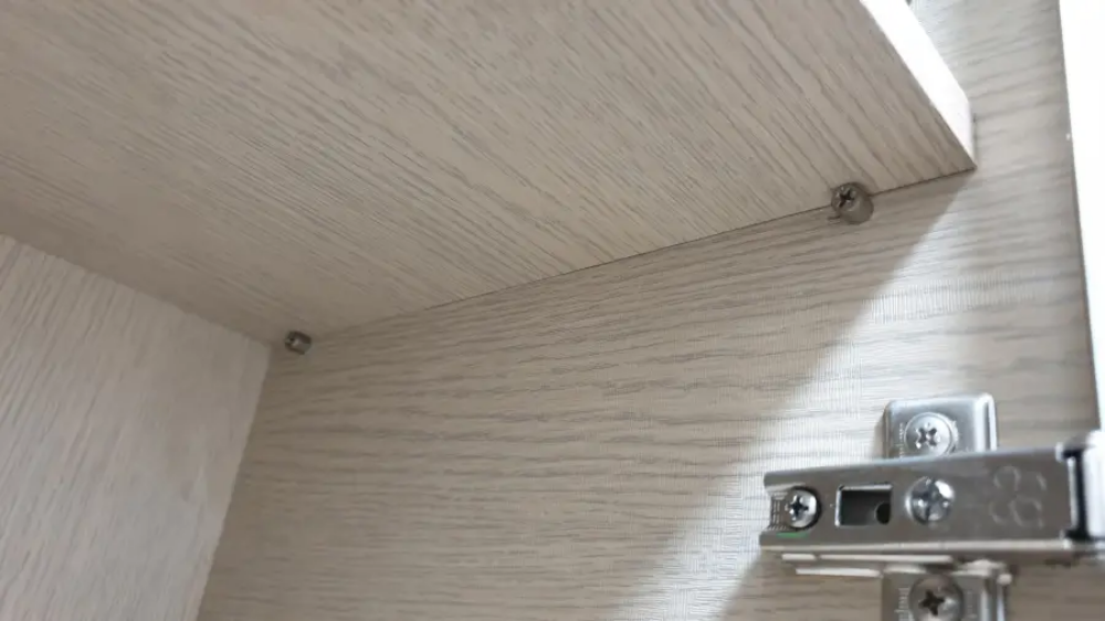 선반 경첩 위치