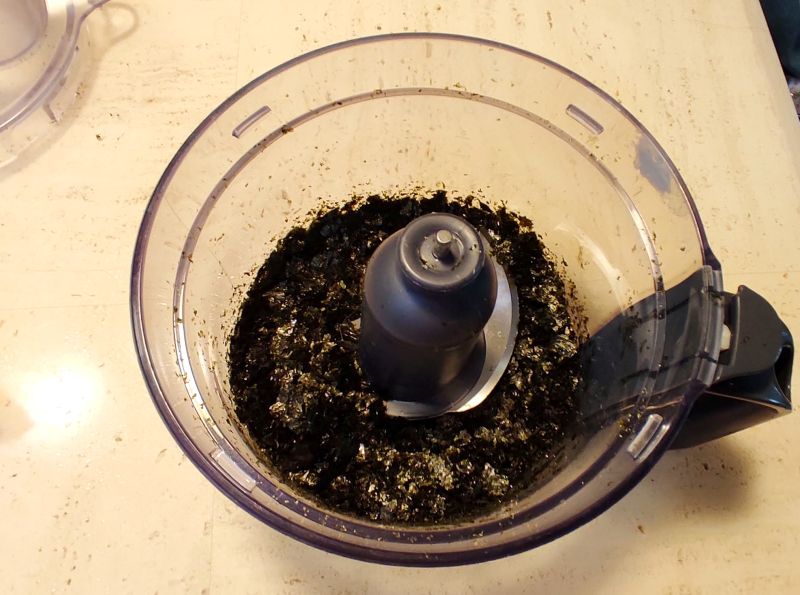 믹서기에 김을 갈아냄