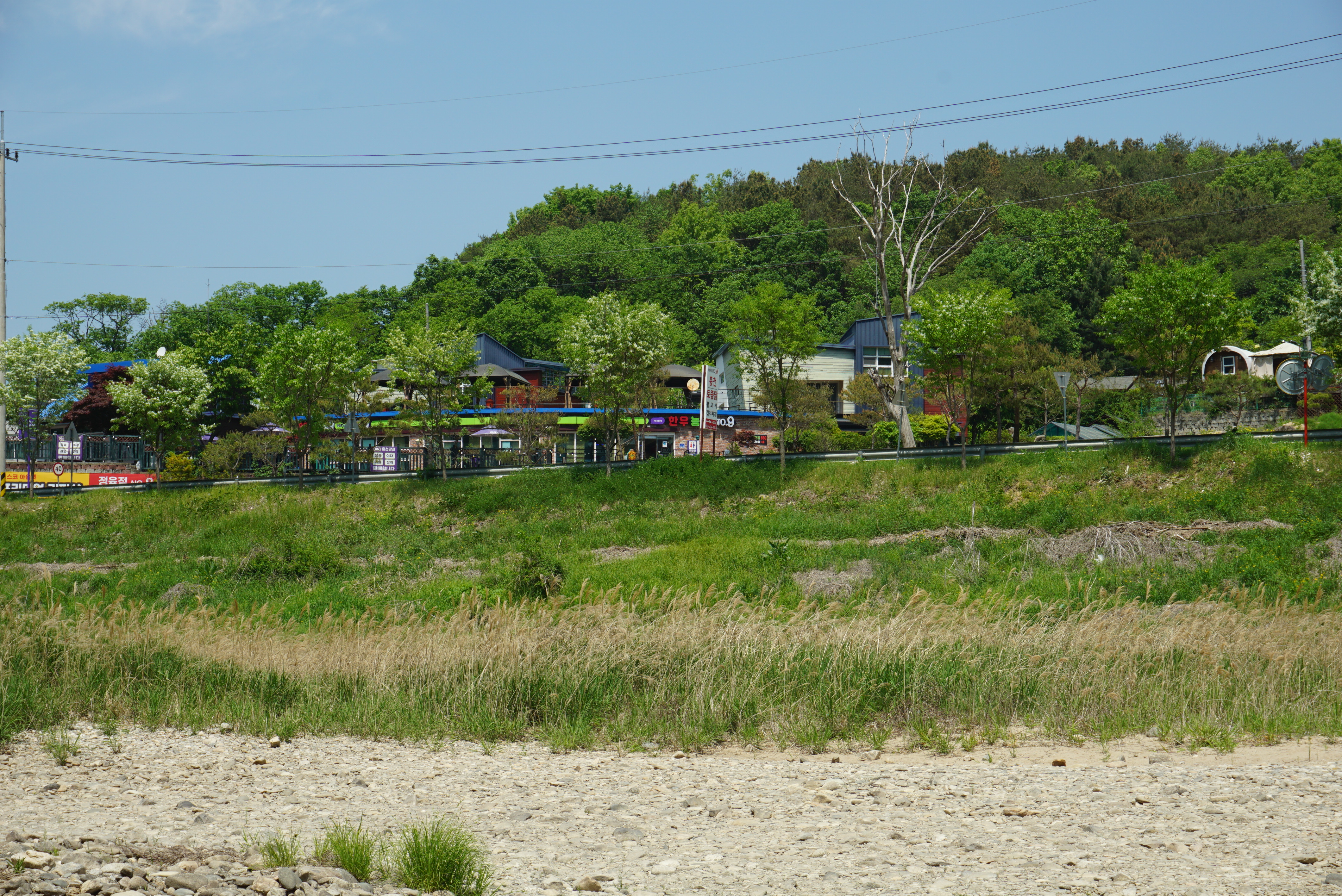 홍천강 근처에 있는 편의점과 화장실