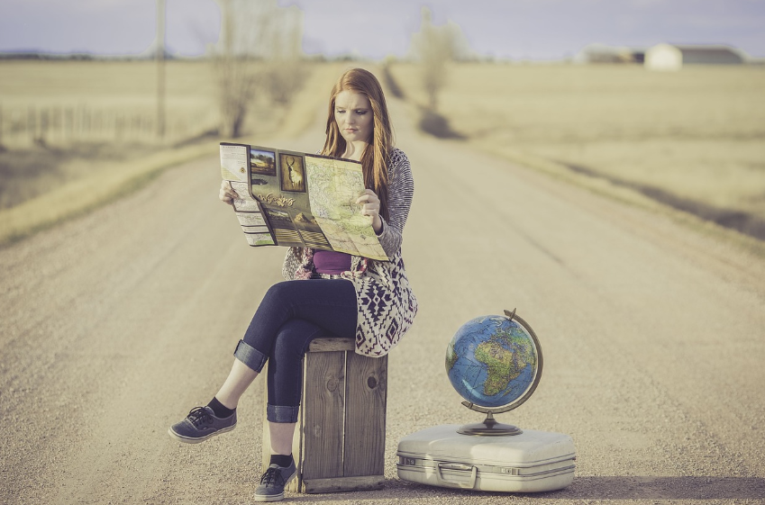 여행중 지도보는 사진