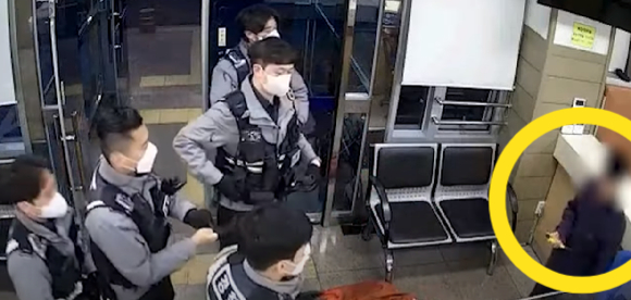 지구대에 들어가 흉기로 경찰을 위협한 남성이 현행범으로 체포됐다. [사진=경찰청 유튜브 캡처]