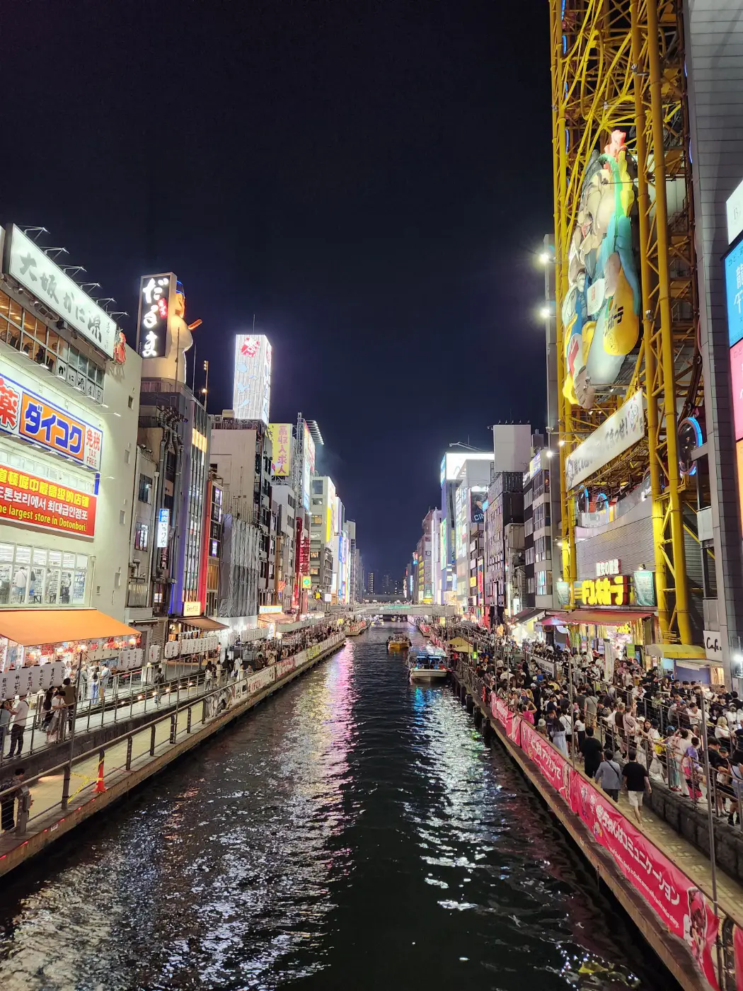 강을-따라-줄지어있는-관광객