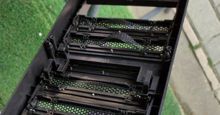 케이스 전면 배젤에 스펀지 형식으로 먼지 필터를 넣어둔 케이스가 있습니다. 컴프레샤 바람을 불면 이렇게 튀어나옵니다.