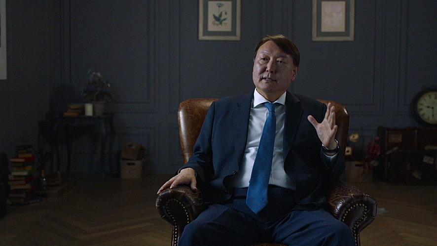 인터뷰 하는 정치인의 모습