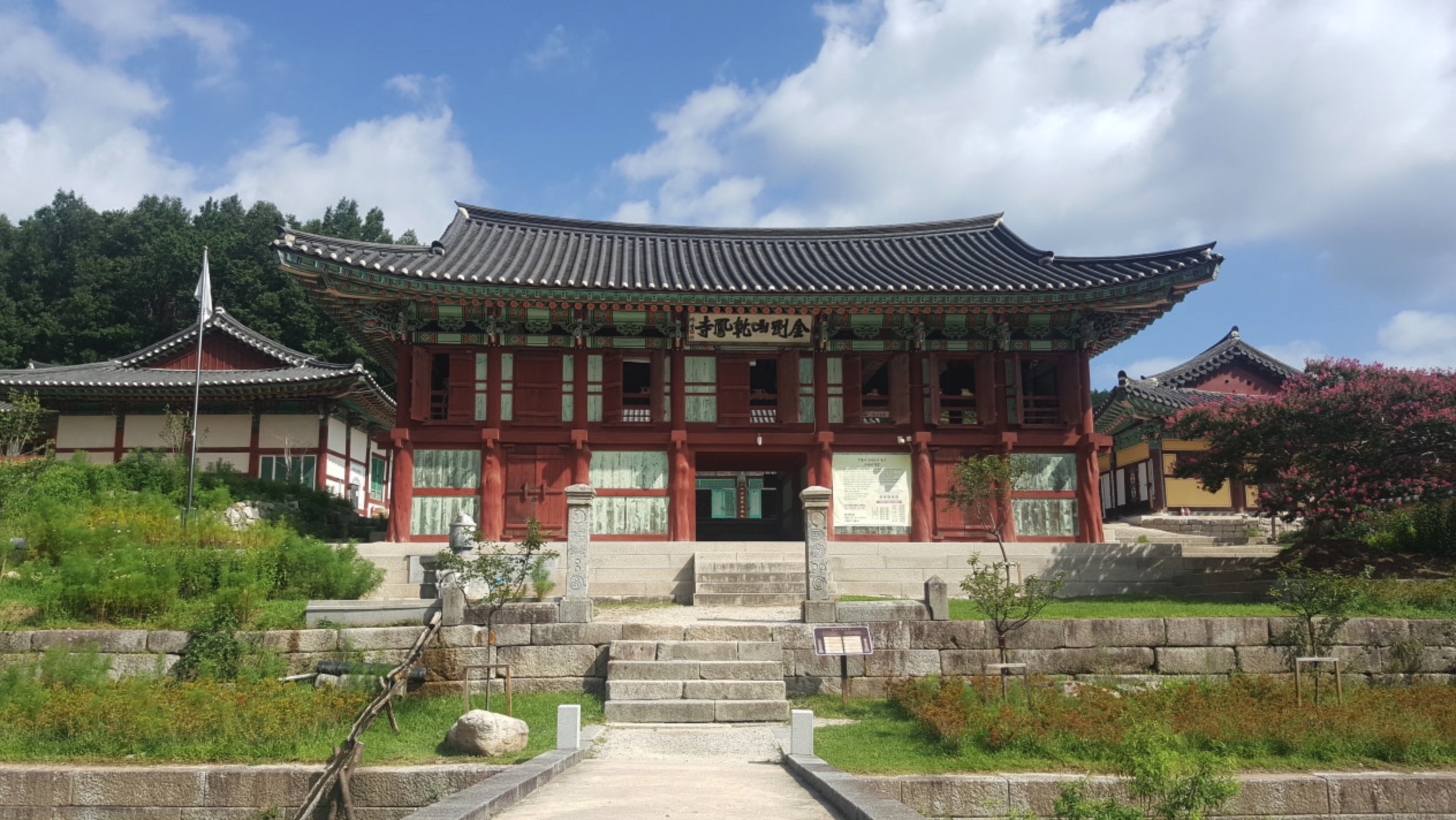 시간을 넘어 평화를 기원하는 금강산 초입의 고찰- 건봉사