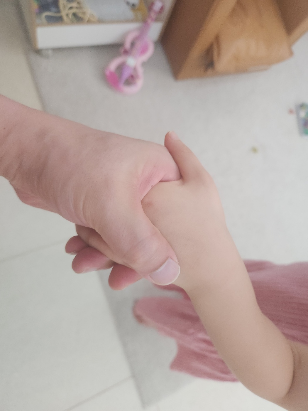 손잡고 딸에게 차근차근 설명하기. 왜 혼냈는지.