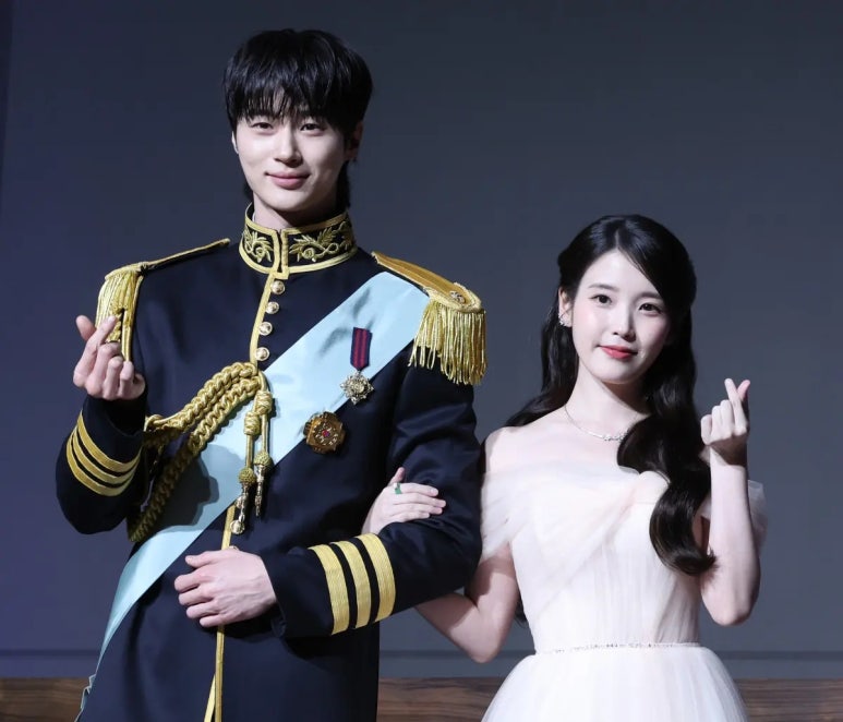 아이유,변우석 사진