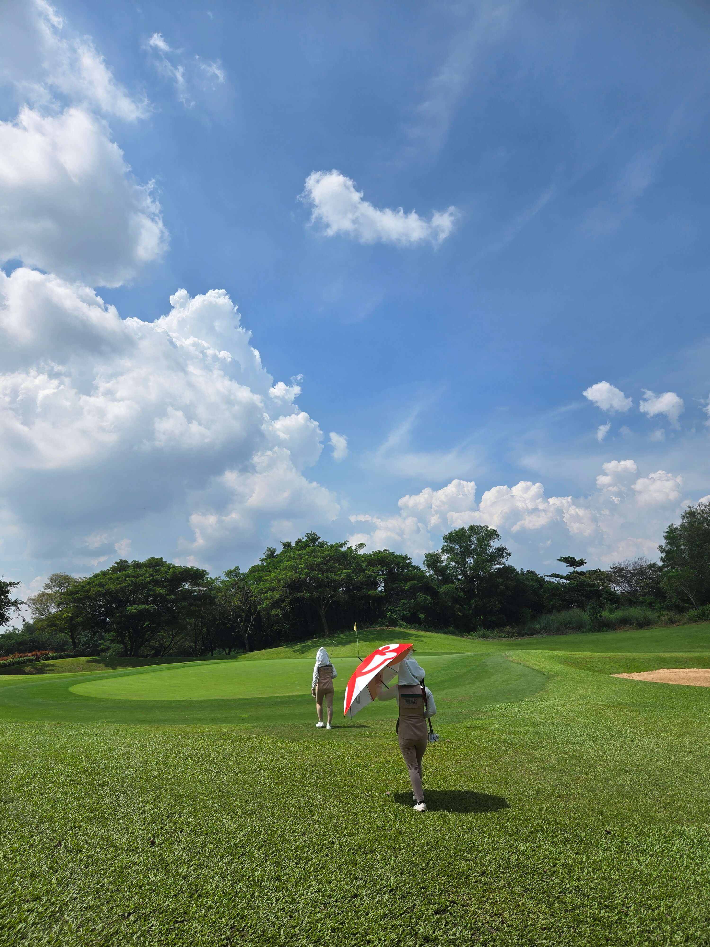 베트남 캐디들이 그린으로 걸어가는 모습
