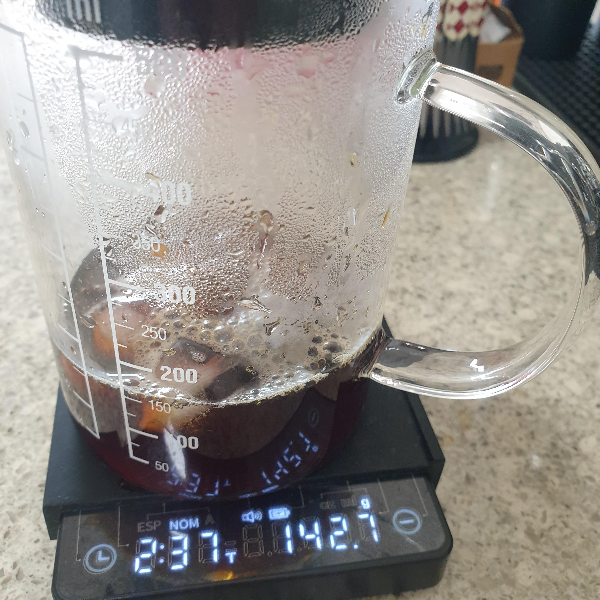 하리오 스위치를 이용한 아이스커피 레시피 feat. 테츠 카츠야_추출 최종 단계