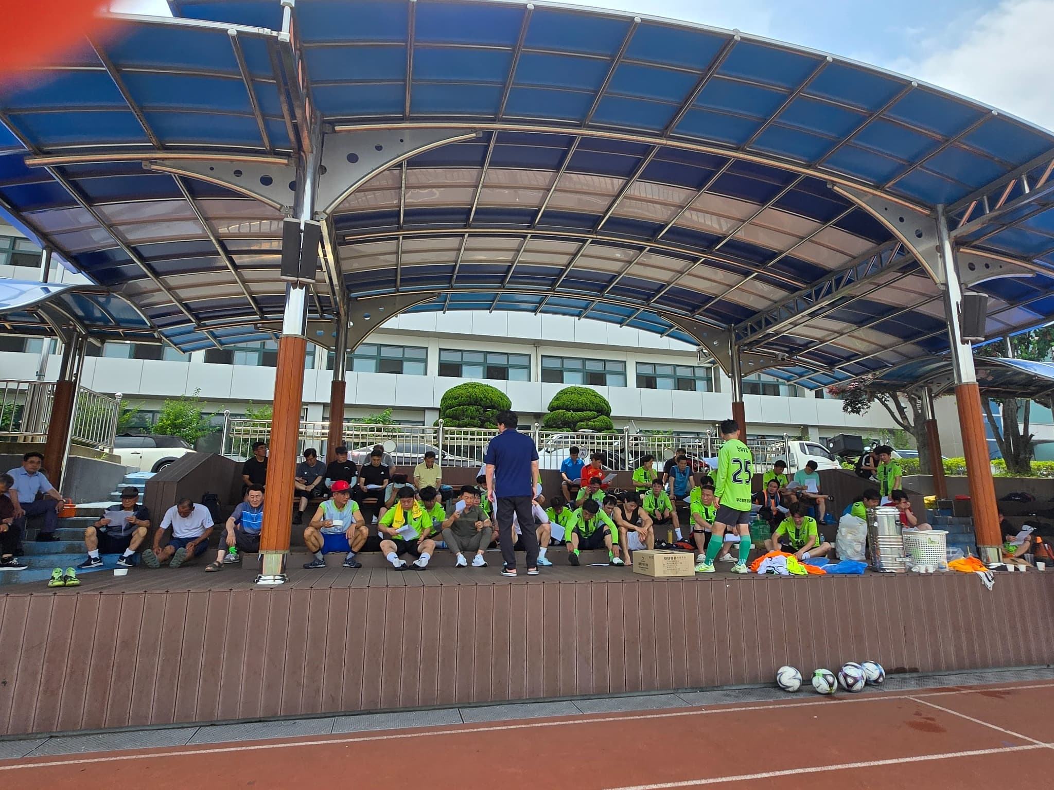 여름 축구에서는 쉬는 시간과 전달회의도 운동이고 다음 경기를 위해 물을 마시고 몸의 열을 식히며 잠시 호흡을 고른다