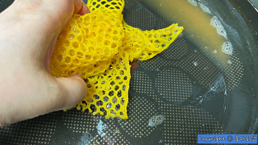 주방세제로-닦아내기