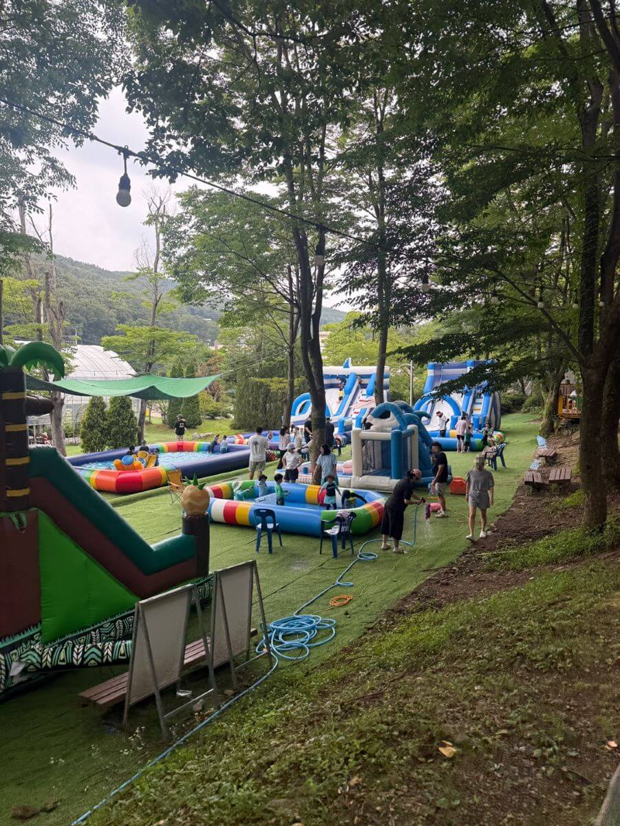 용인 동천자연식물원 숲속 에어바운스 물놀이장 전체 모습