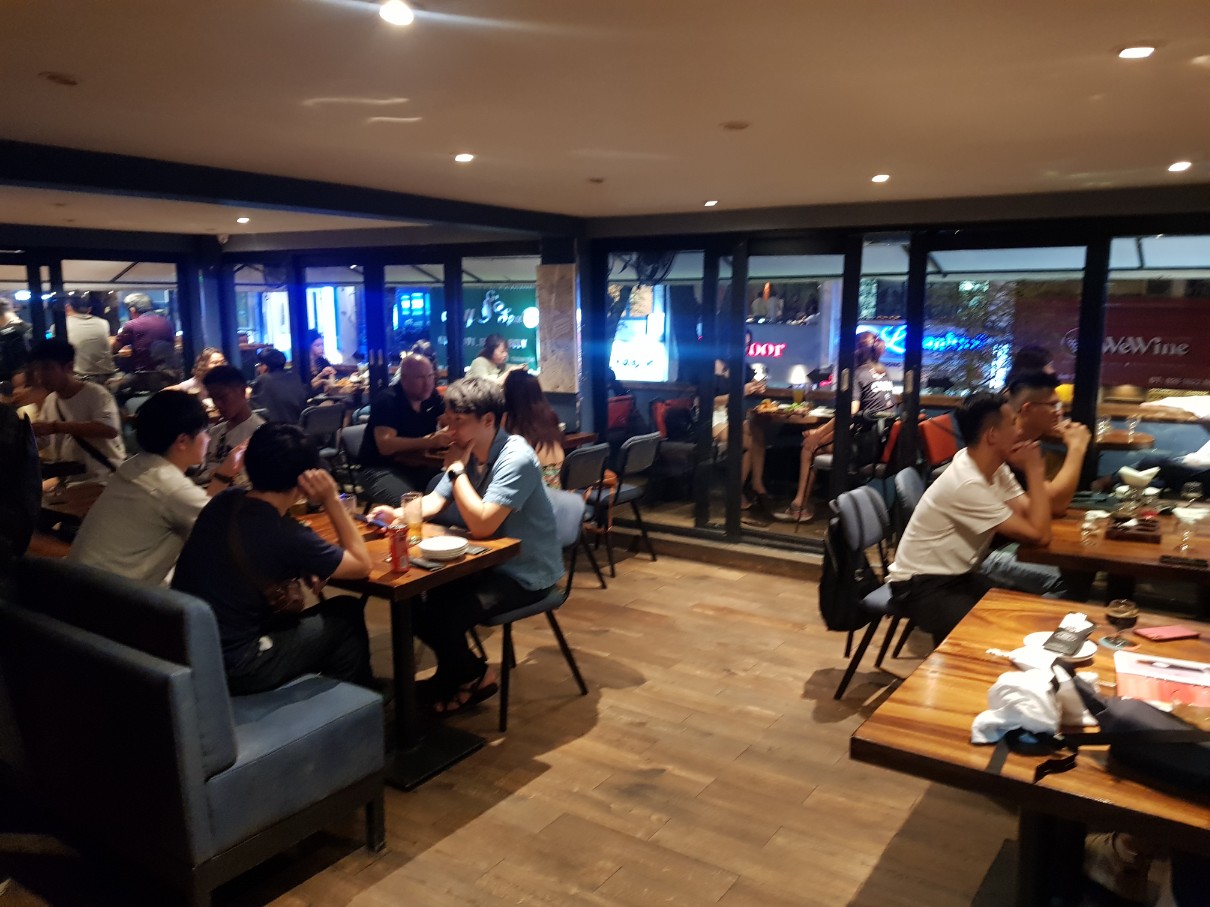 호치민 1군 수제 맥주 전문점 Pasteur Street Brewing Co. - 가게 2층
