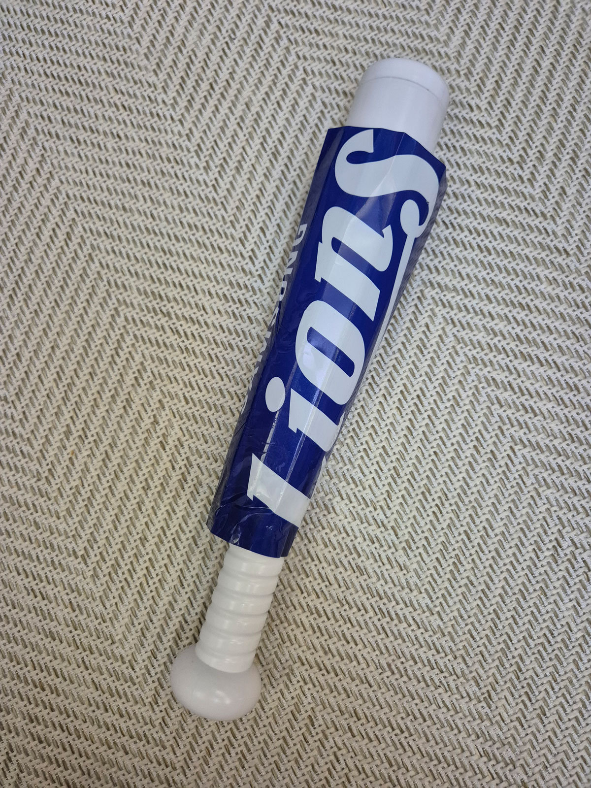 잘라낸 필름을 커스텀할 배트에 끼운 사진