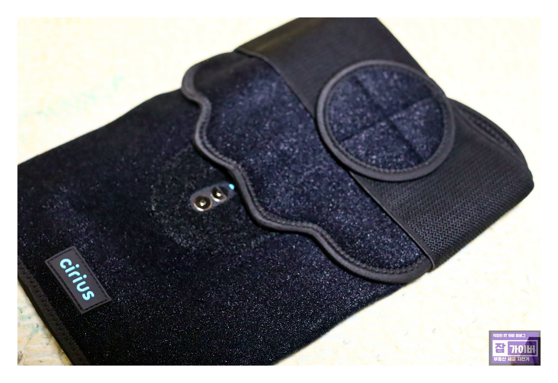 시리어스 근적외선 LED 마사지기 본체와 벨트 구성