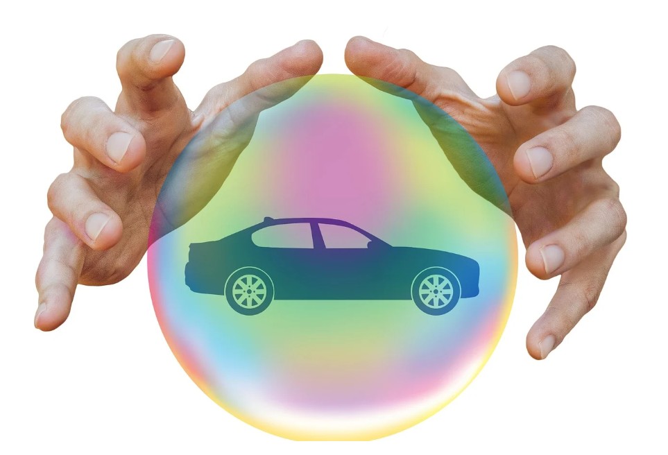 자동차를 안전하게 보호막으로 보호하고 있는 손