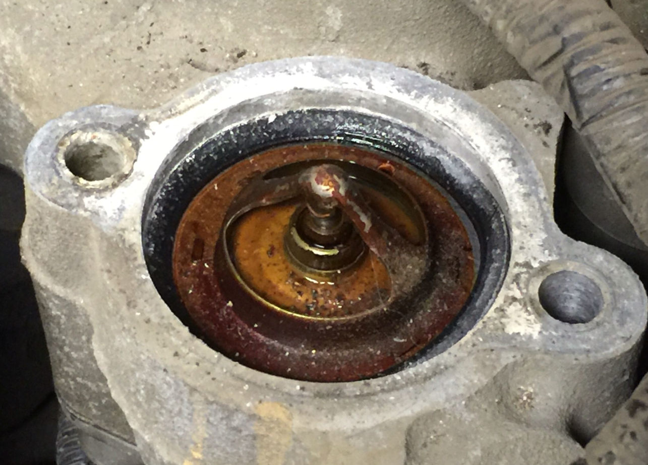 워터펌프 고장 시 증상 누수 냉각수 펌프가 고장나면 냉각수가 누출되는 경우가 많습니다. 다음과 같은 증상이 나타나면 수리나 교환이 필수이므로 주의합니다.