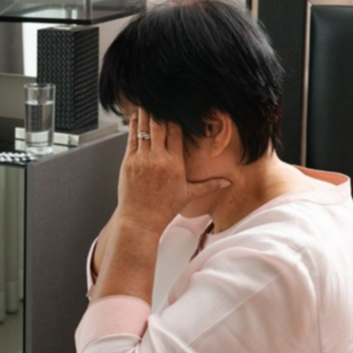 증상-완화를-위해-건강기능식품-먹는-중년-여성