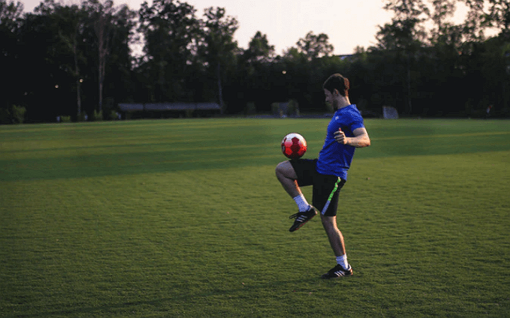 십자인대 파열의 주된 원인인 격한 스포츠