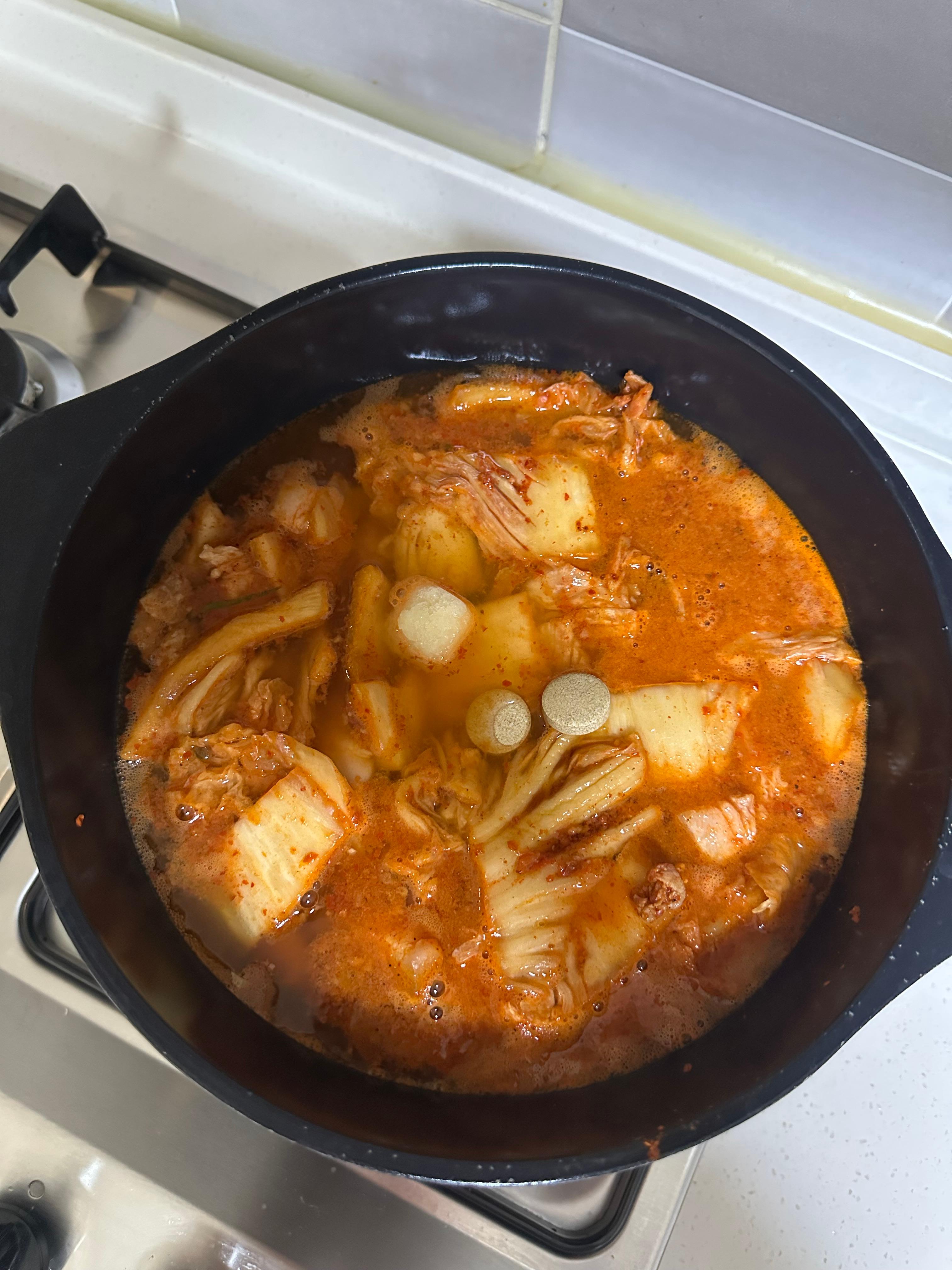돼지고기, 김치, 대파 등 김치찌개 재료 손질 및 준비 모습