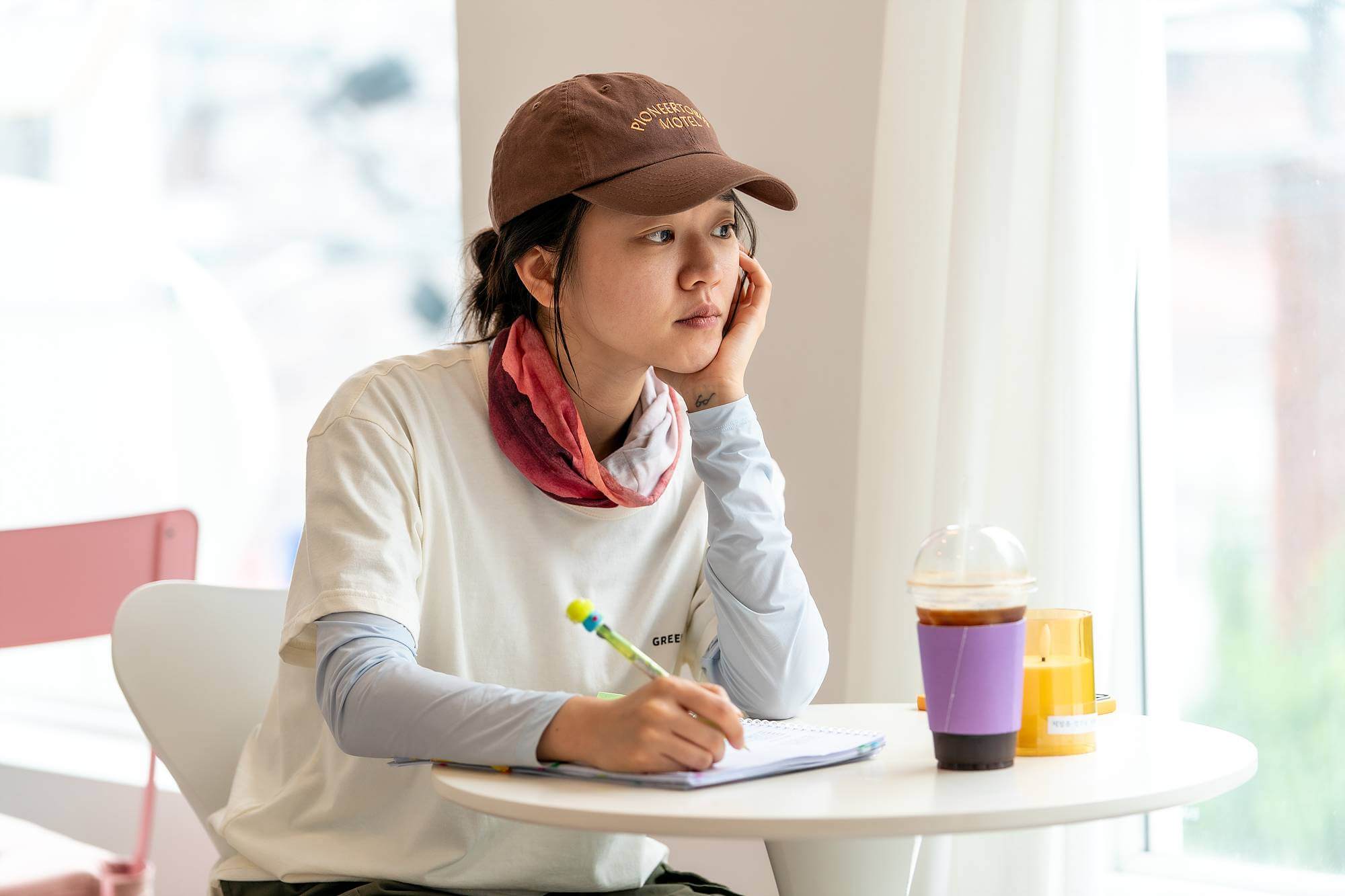 감독 역할을 연기한 고아성 배우가 고민에 빠진 모습